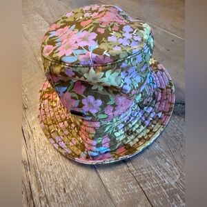 Billabong floral bucket hat